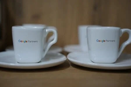 Световой знак Google Partners в офисе ABC Design