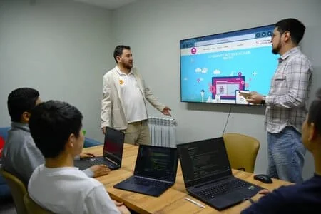 Презентация сайта ABC Design на экране в переговорной